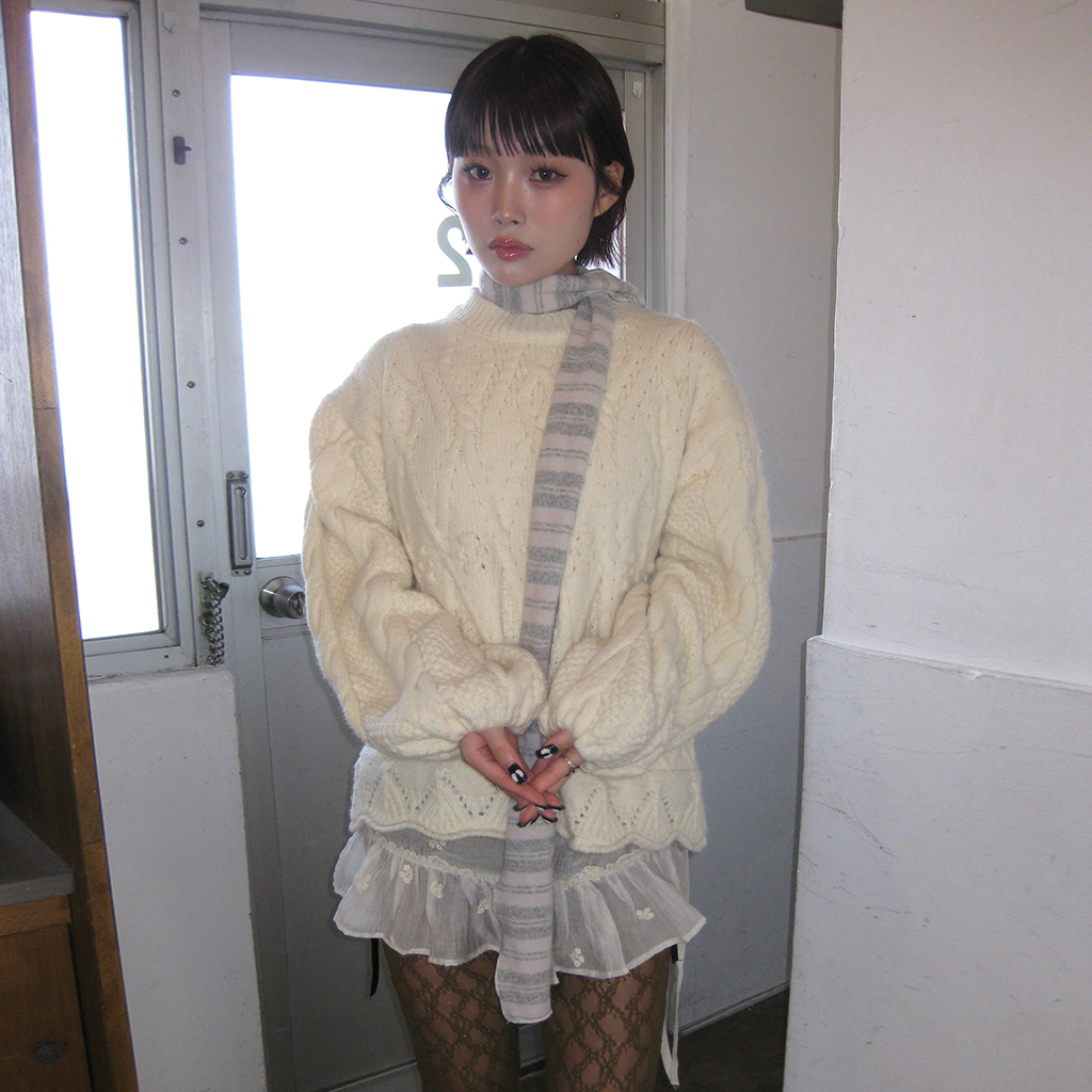 ウール厚手ケーブルニット