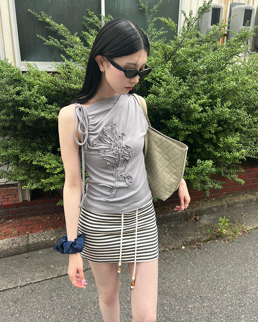 フラワーアートギャザーストラップオフショルダートップス