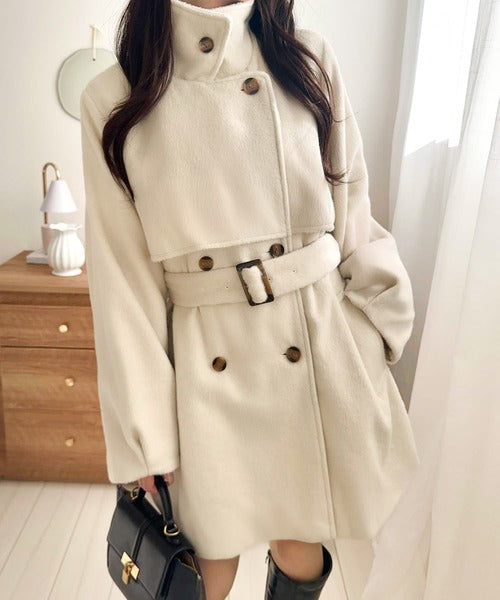 【mily bilet】どの角度から見てもかわいく冬のスタイルを格上げ。フェザーショートシャギーバックル使いコート（ミドル丈） mi1019096