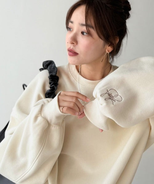 袖先のさりげない刺繍がアクセント。サインロゴ刺繍裏起毛スウェット