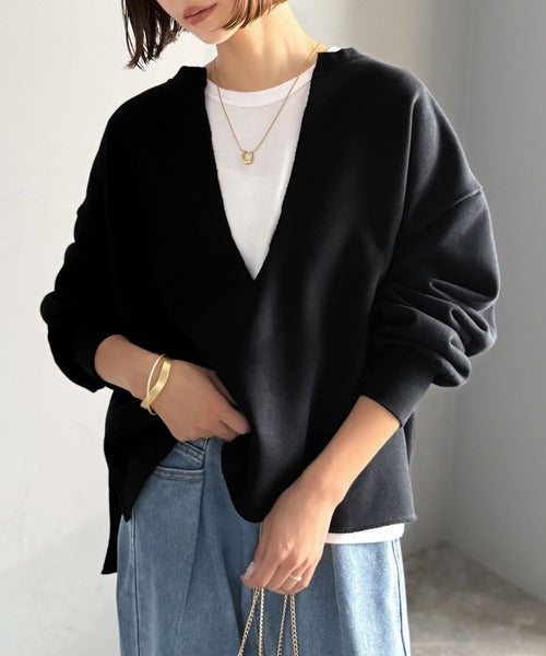 暖かさもこなれ感も、一枚で“洒落見え”。深Vネック裏起毛プルオーバー