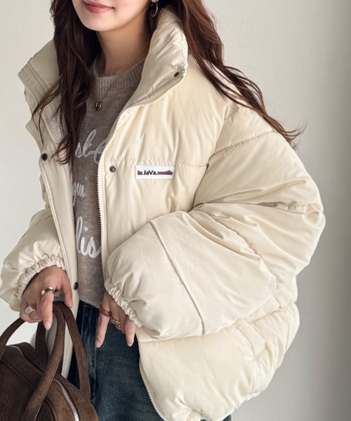 《JaVaジャバコラボ》トレンド感も暖かさも叶える。ショート丈スタンドネック中綿ジャケット jv1240095