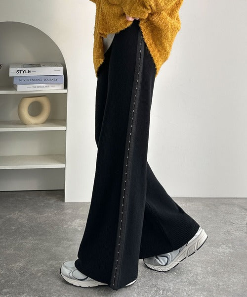 個性と美シルエットの共演。サイドホックデザインリブニットパンツ ce1020275
