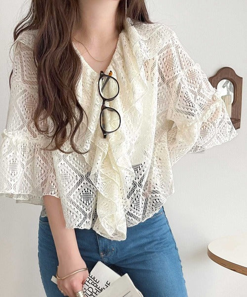 レースの余韻に浸る。ラッフルフリルデザイン総レースブラウス