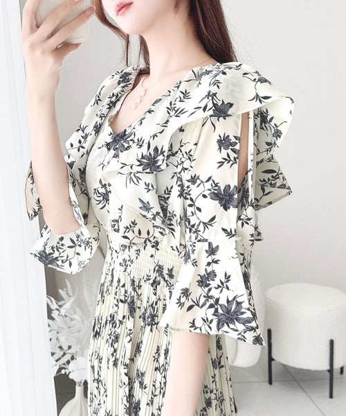 I AM MARI _優雅なダフネ S/S フリル パターン ワンピース(2色) mily bilet】優雅にスタイルアップ。フリル襟花柄肩スリット