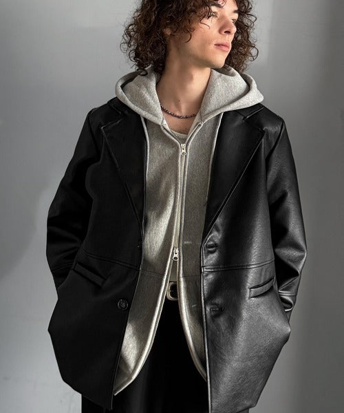 品格とトレンドを纏う。フェイクレザー テーラードジャケット