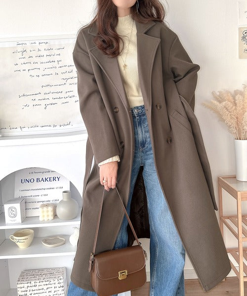 洗練された秋冬スタイルを彩る。フェイクウールベルト付きダブル