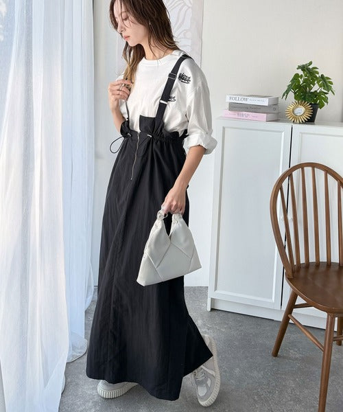 ツヤ感と品格を纏う、大人女性のミリタリースタイル。サスペンダー