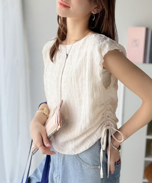 ポコポコ質感が涼しげ、夏の相棒トップス。ボートネックノースリーブ