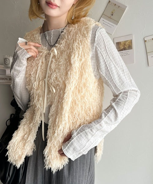 パッと目を惹く華やかコーデに。前後2wayリボン付きシャギーファー