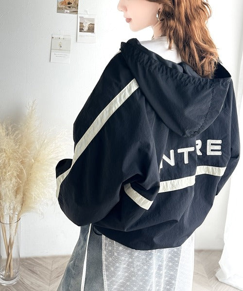 レトロムードで大人可愛い。バックロゴ刺繍配色ラインウィンド