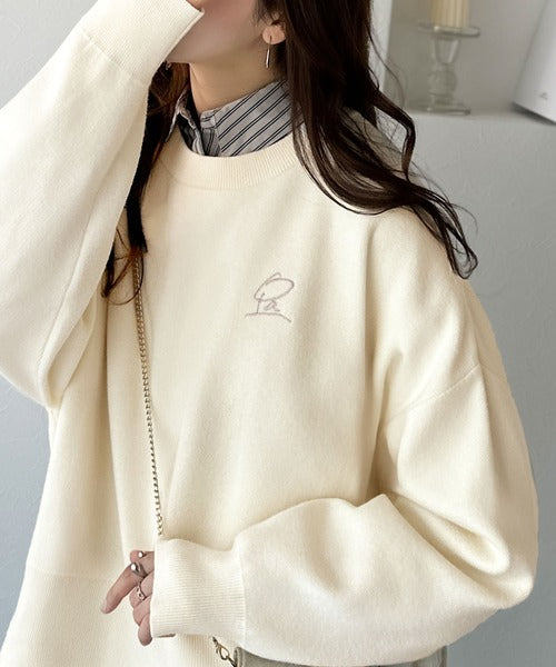 シンプルながらも洗練されたデザインで、こなれ感。胸刺繍スウェット
