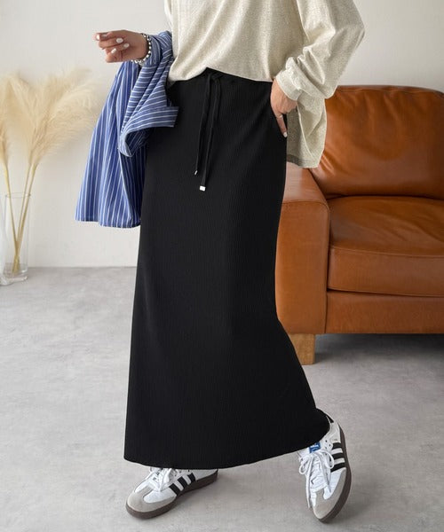 縦ラインでほっそり見え、毎日頼れる美人スカート。”美”シルエットリブ