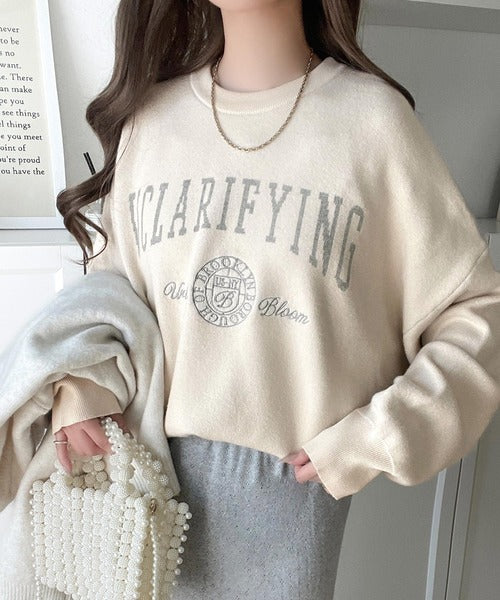カレッジスタイルで秋めく。トレンド感たっぷりのエンブレムロゴ入り