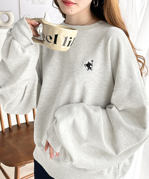 大人の上品カジュアル。ワンポイント胸刺繍裏毛スウェットプルオーバー