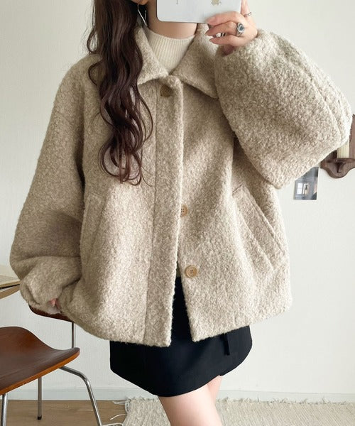 ボリューム感と抜け感の絶妙バランス。コクーン襟付きボアコート