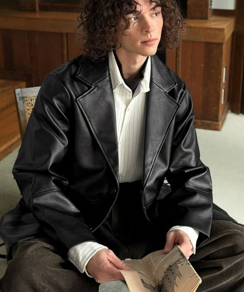 品格とトレンドを纏う。フェイクレザー テーラードジャケット
