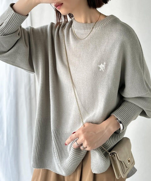 さらり抜け感ある着こなしが叶う。胸刺繍サムホール付きシンプルニット