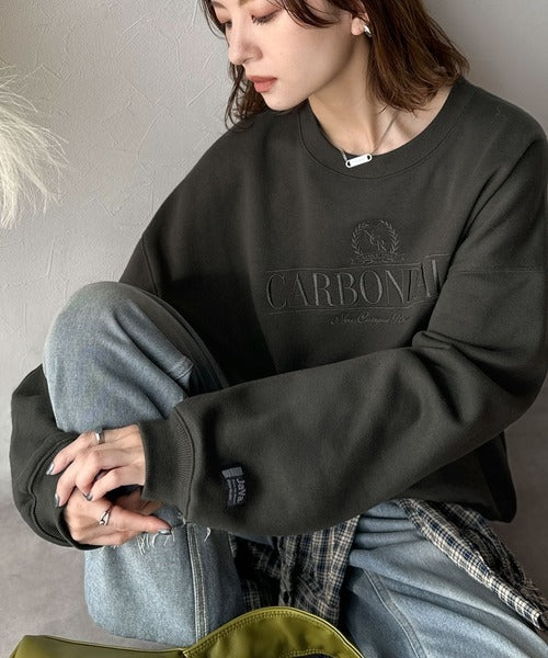 《JaVa ジャバコラボ》微配色刺繍の上品ロゴデザイン。刺繍カレッジロゴ裏起毛スウェット jv1330040