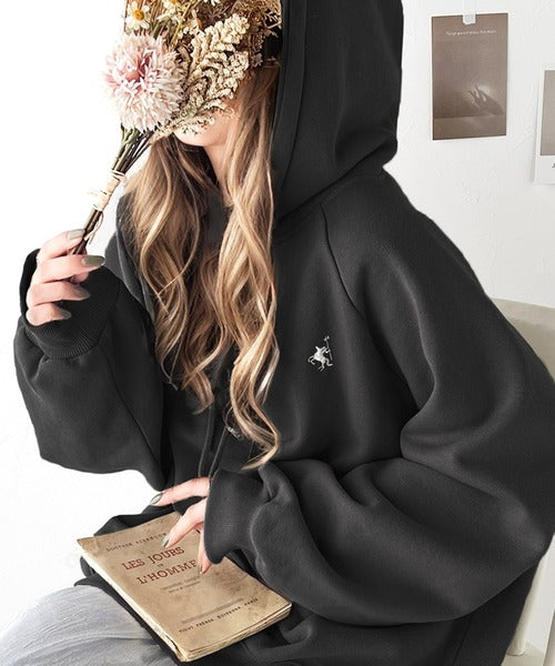 シンプル大人カジュアル。ワンポイント胸刺繍裏起毛パーカー