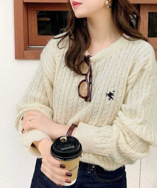 レトロ上品なトラッドテイスト。ワンポイント胸刺繍ケーブルニットプル