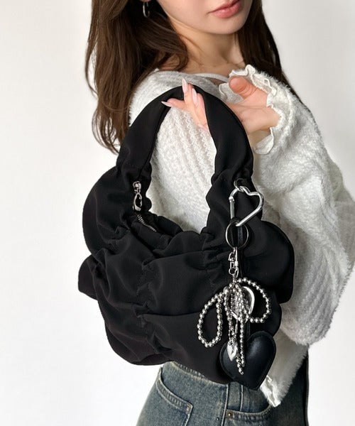 【mily bilet】2way仕様で、コーデ自在。スウェード風コインチャーム付きギャザーデザインハンドバッグ mi1179072