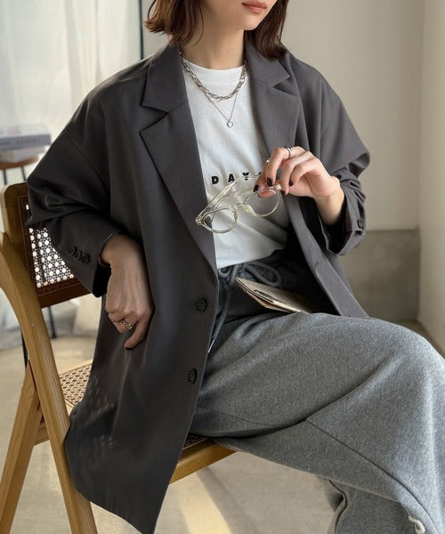 きちんと感とリラックス感を両立。ゆるシルエット、テーラード