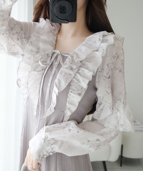 mily bilet】上品にスタイルアップ。シャイニー花柄フリルブラウス