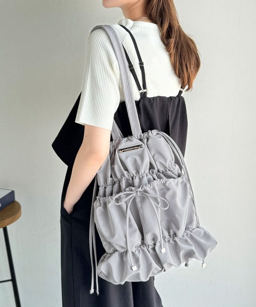 大人ガーリー、だけどちゃんと実用的。ロゴプレート使いリボン