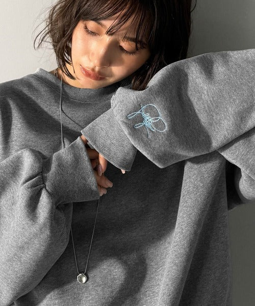袖先のさりげない刺繍がアクセント。サインロゴ刺繍裏起毛スウェット