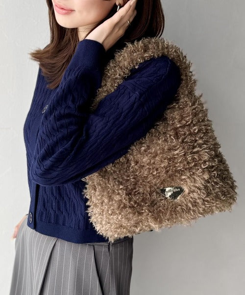 mily bilet】ふわふわ感と高級感で、季節のおしゃれを格上げ。ロゴ