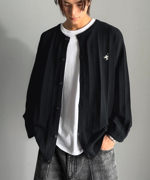 知的に決まる、メンズの上品シンプル。胸刺繍タック編みカーディガン