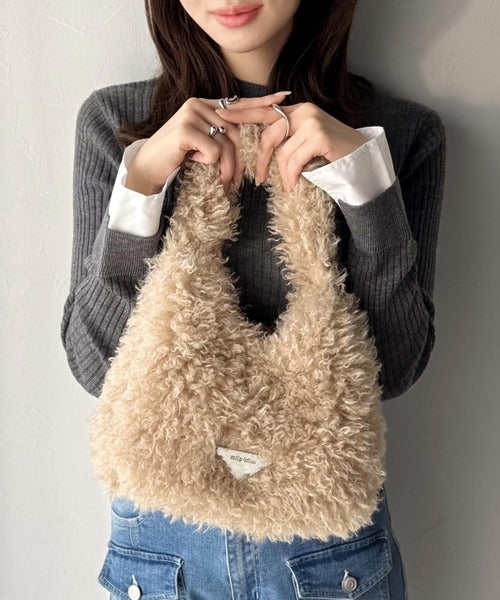 mily bilet】ふわふわ感と高級感で、季節のおしゃれを格上げ。ロゴ