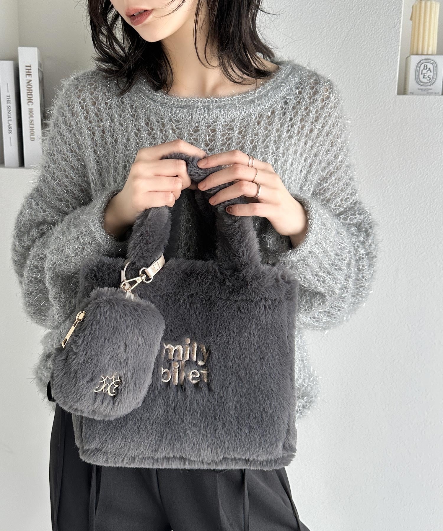 mily bilet】ふわふわのファーで魅了する。ミニポーチ付きロゴ刺繍