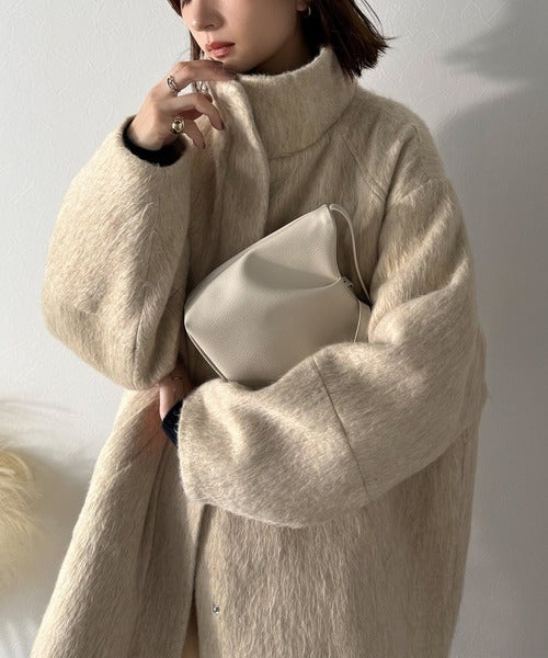 ベーシックとトレンドを両立。MIXシャギー比翼スタンドネックミドル丈