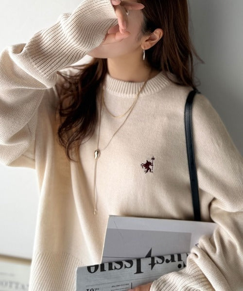 さらり抜け感ある着こなしが叶う。胸刺繍サムホール付きシンプルニット
