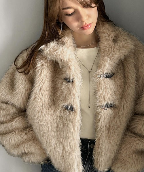 ポンポン付きフードフェイクファージャケット (2color) | ファッション