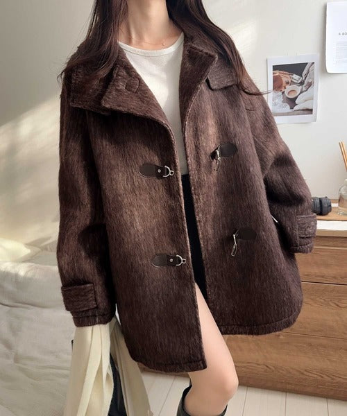 【mily bilet】大人の冬を格上げする主役アウター。フェザーシャギーバックル使いコート mi1019094