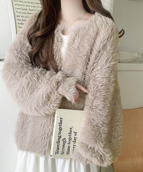 ふわっと包まれる心地よさ。モコモコフェザーニットホックカーディガン