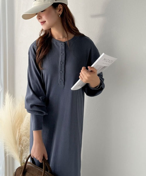 リラックス感とお洒落を両立。2wayヘンリーネックリブワンピース