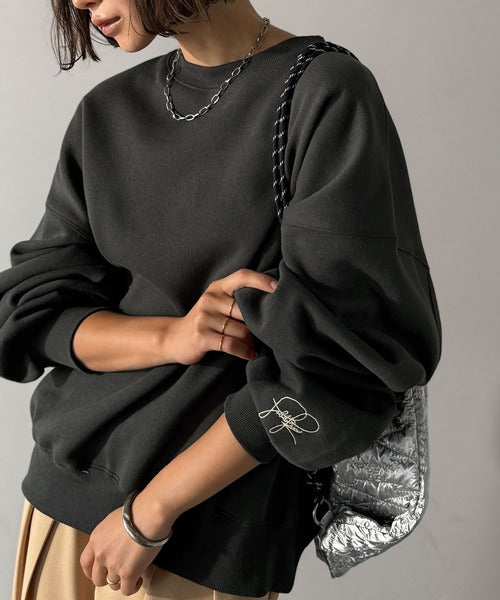 袖先のさりげない刺繍がアクセント。サインロゴ刺繍裏起毛スウェット