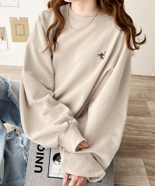 大人の上品カジュアル。ワンポイント胸刺繍裏毛スウェットプルオーバー