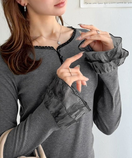 【mily bilet】大人フェミニンを叶える。袖フリルレースヘンリーネックトップス mi1359050