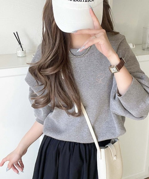シンプルながらも洗練されたデザインで、こなれ感。胸刺繍スウェット