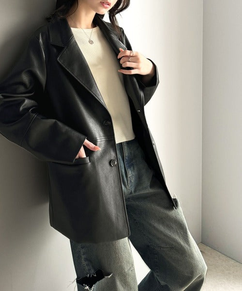 品格とトレンドを纏う。フェイクレザー テーラードジャケット