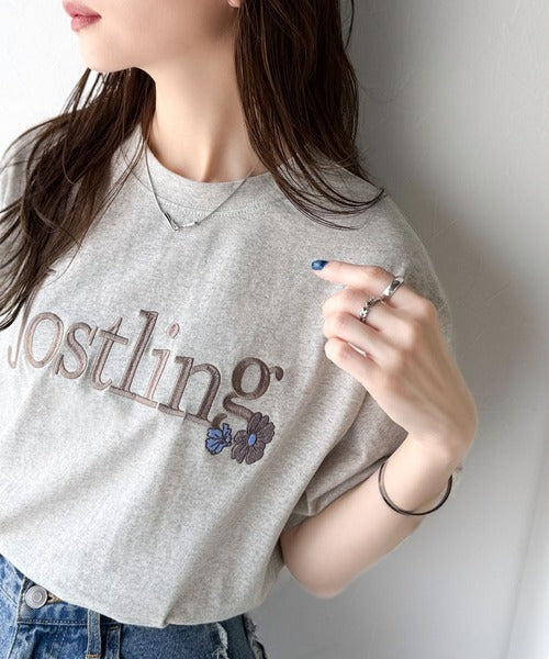 ナチュラルな中に、さりげない華。綿100％ロゴ×フラワー刺繍ビッグT