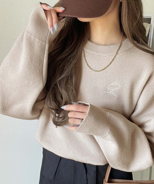 シンプルながらも洗練されたデザインで、こなれ感。胸刺繍スウェット