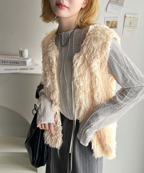 パッと目を惹く華やかコーデに。前後2wayリボン付きシャギー