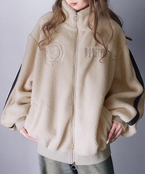 Javaジャバコラボ》スポーティな印象を放つ。サイドライン胸刺繍