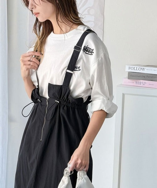 ツヤ感と品格を纏う、大人女性のミリタリースタイル。サスペンダー